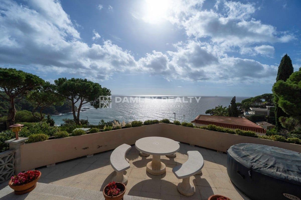 4 slaapkamer Villa te koop in Lloret de Mar met zwembad garage - € 1.890.000 (Ref: 9341765)