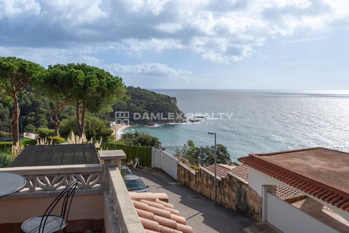 4 slaapkamer Villa te koop in Lloret de Mar met zwembad garage - € 1.890.000 (Ref: 9341765)