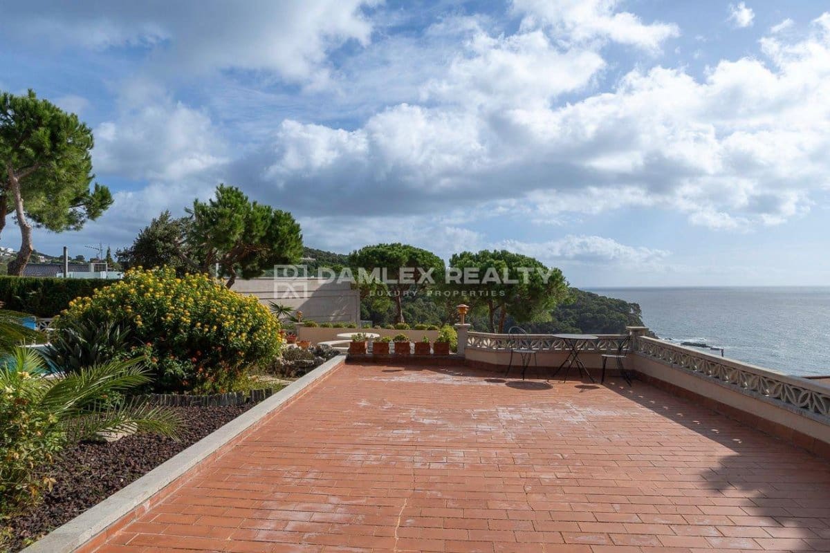 4 slaapkamer Villa te koop in Lloret de Mar met zwembad garage - € 1.890.000 (Ref: 9341765)