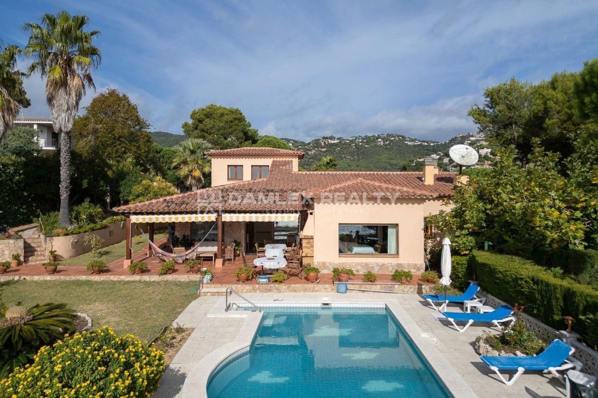 4 slaapkamer Villa te koop in Lloret de Mar met zwembad garage - € 1.890.000 (Ref: 9341765)