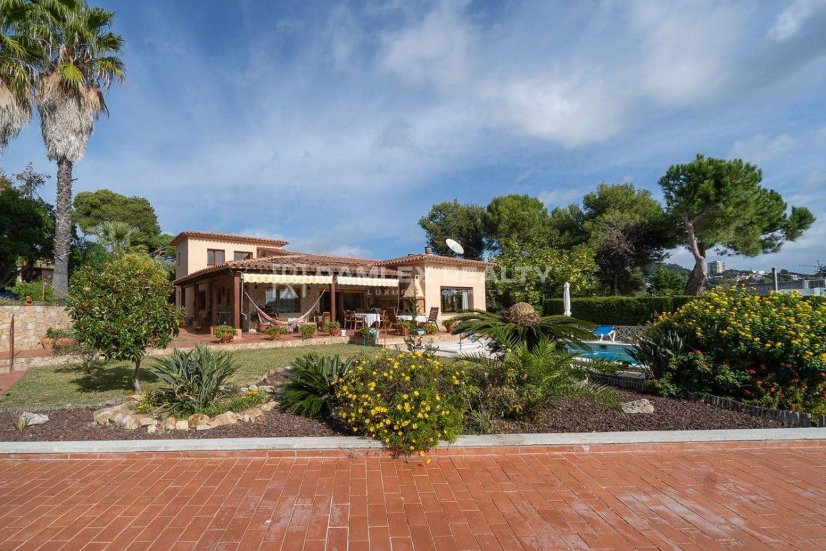 4 slaapkamer Villa te koop in Lloret de Mar met zwembad garage - € 1.890.000 (Ref: 9341765)