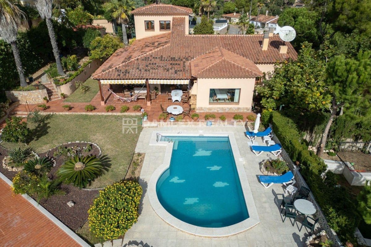 4 slaapkamer Villa te koop in Lloret de Mar met zwembad garage - € 1.890.000 (Ref: 9341765)