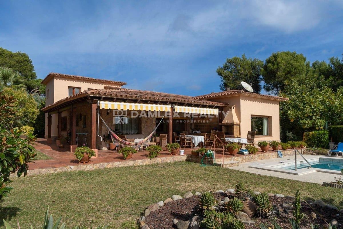 4 slaapkamer Villa te koop in Lloret de Mar met zwembad garage - € 1.890.000 (Ref: 9341765)