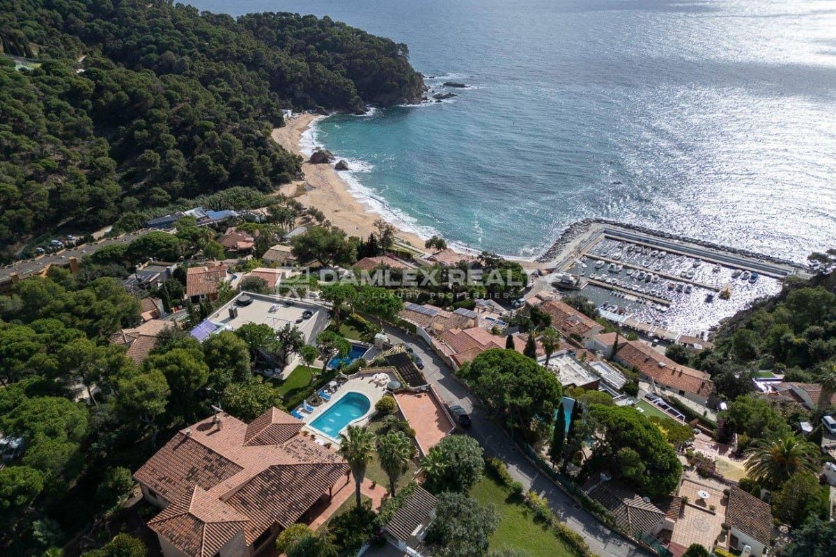4 slaapkamer Villa te koop in Lloret de Mar met zwembad garage - € 1.890.000 (Ref: 9341765)