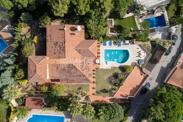4 slaapkamer Villa te koop in Lloret de Mar met zwembad garage - € 1.890.000 (Ref: 9341765)