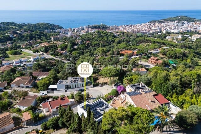 4 slaapkamer Villa te koop in Lloret de Mar met zwembad garage - € 1.350.000 (Ref: 9393369)