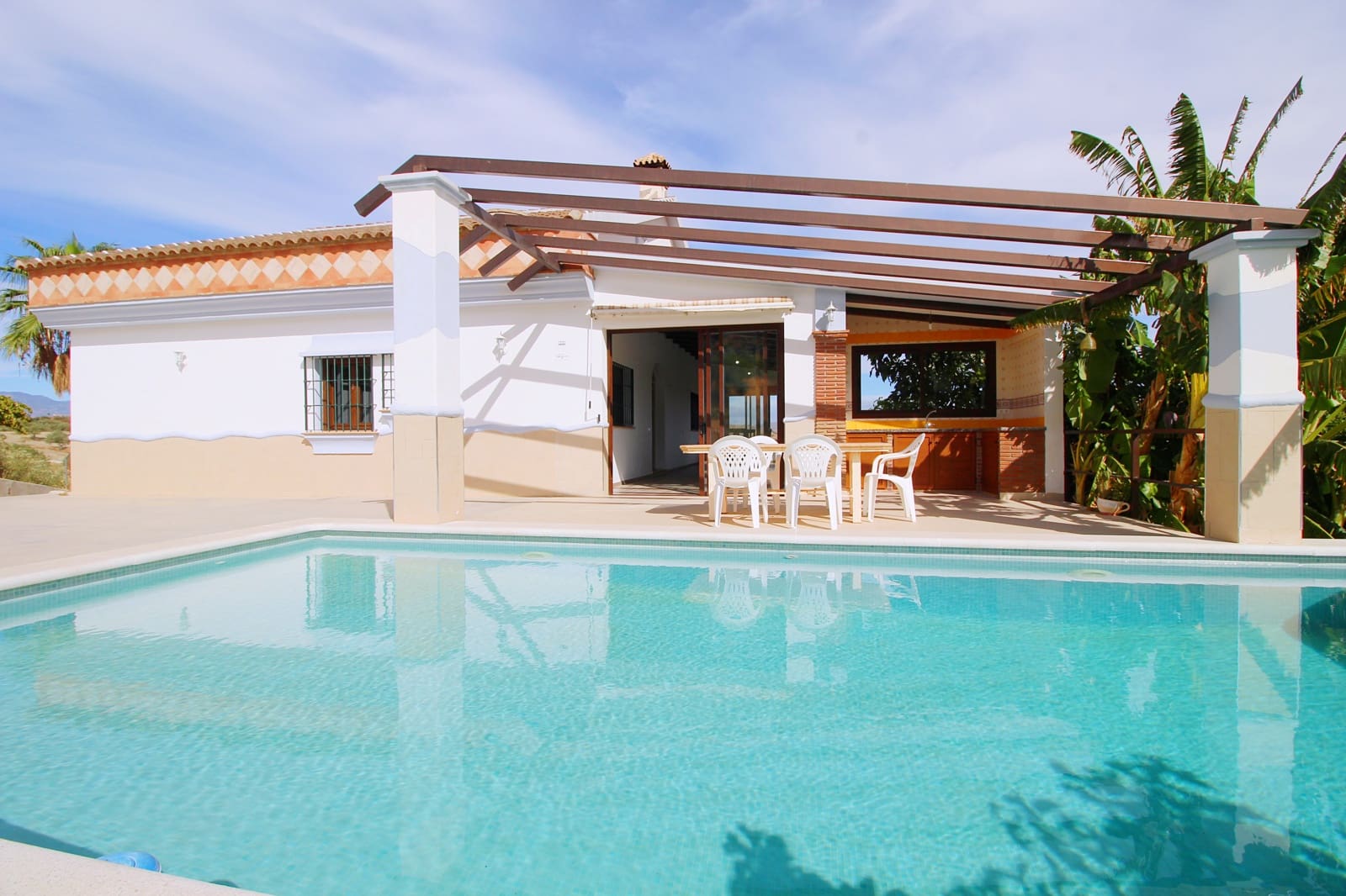 4 soveværelse Finca/Landehus til salg i Coin med swimmingpool garage - € 650.000 (Ref: 5374436)