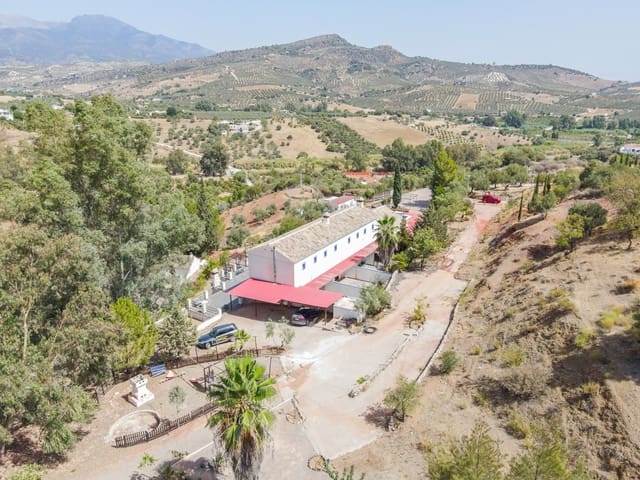 11 soveværelse Finca/Landehus til salg i Guaro med swimmingpool garage - € 780.000 (Ref: 7742096)