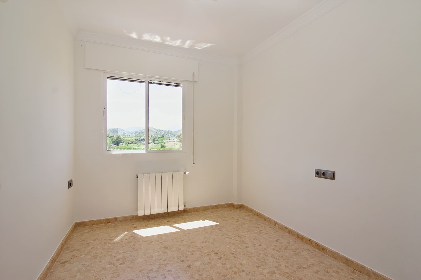 Chalet de 3 habitaciones en Coín en alquiler con piscina garaje - 1.750 € (Ref: 8279415)