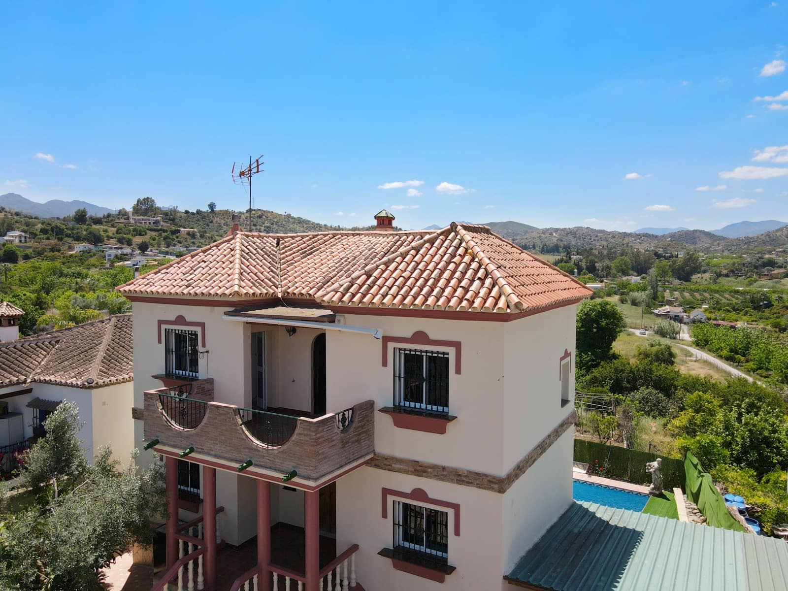 Chalet de 3 habitaciones en Coín en alquiler con piscina garaje - 1.750 € (Ref: 8279415)