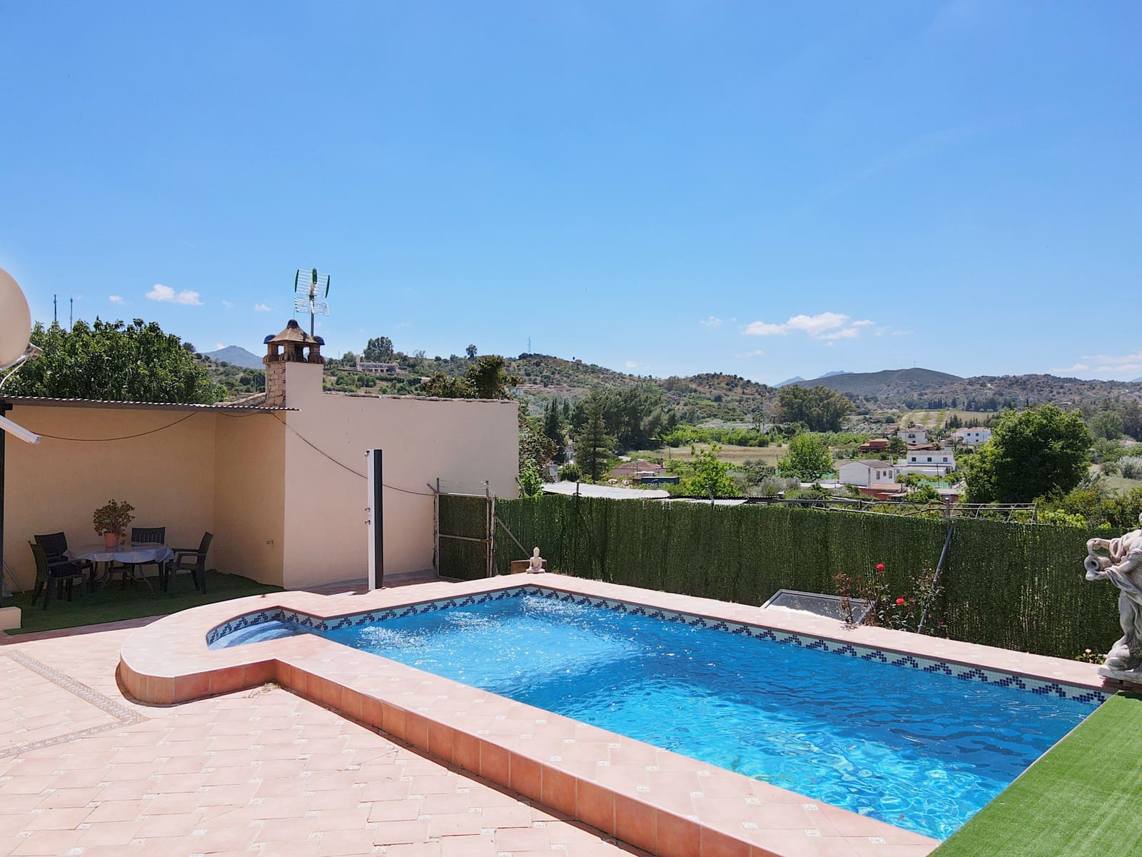 Chalet de 3 habitaciones en Coín en alquiler con piscina garaje - 1.750 € (Ref: 8279415)