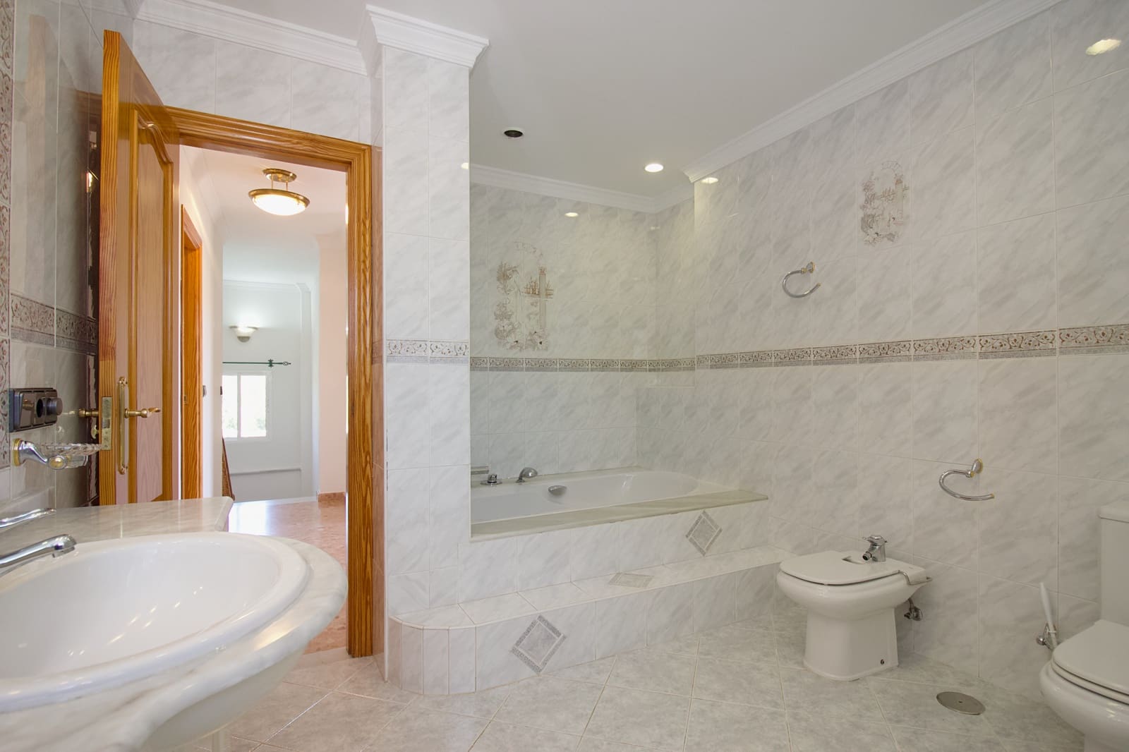 Chalet de 3 habitaciones en Coín en alquiler con piscina garaje - 1.750 € (Ref: 8279415)