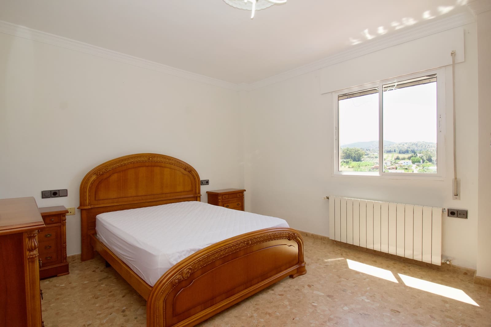 Chalet de 3 habitaciones en Coín en alquiler con piscina garaje - 1.750 € (Ref: 8279415)