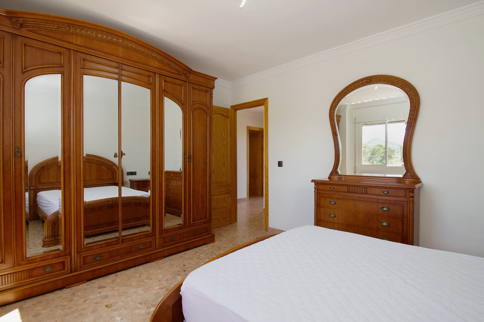 Chalet de 3 habitaciones en Coín en alquiler con piscina garaje - 1.750 € (Ref: 8279415)