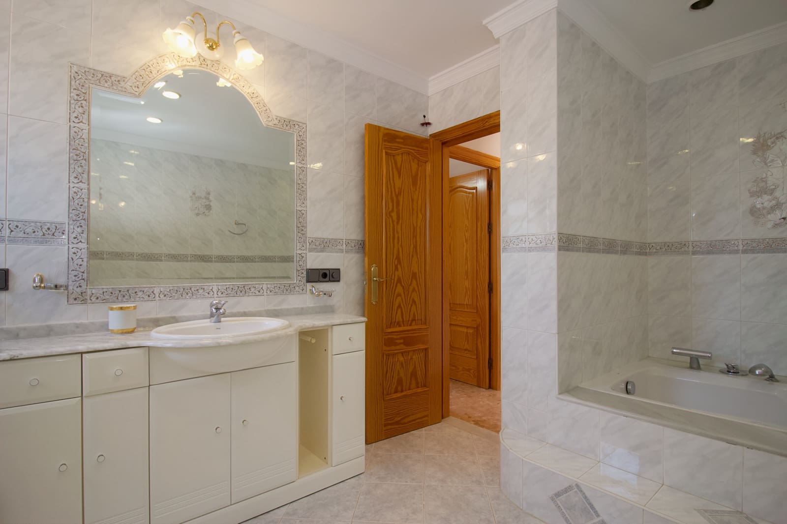 Chalet de 3 habitaciones en Coín en alquiler con piscina garaje - 1.750 € (Ref: 8279415)