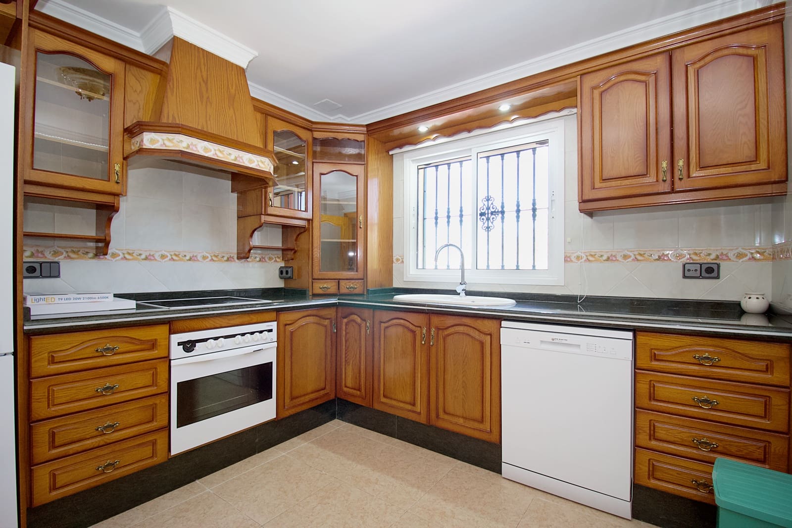 Chalet de 3 habitaciones en Coín en alquiler con piscina garaje - 1.750 € (Ref: 8279415)