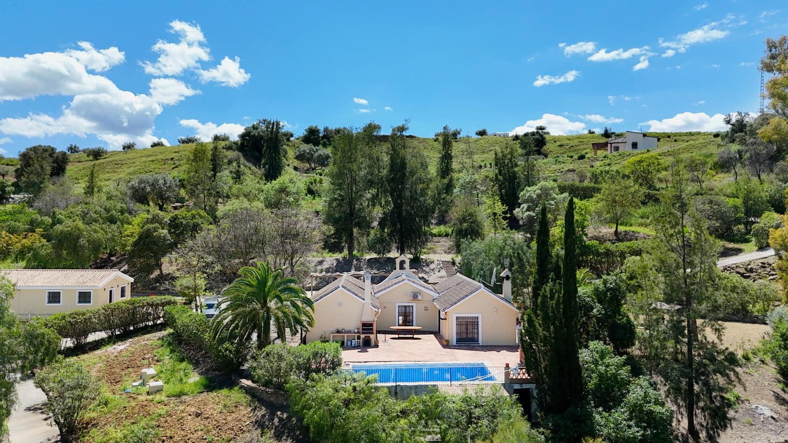 4 soveværelse Finca/Landehus til salg i Coin med swimmingpool - € 449.000 (Ref: 8941774)