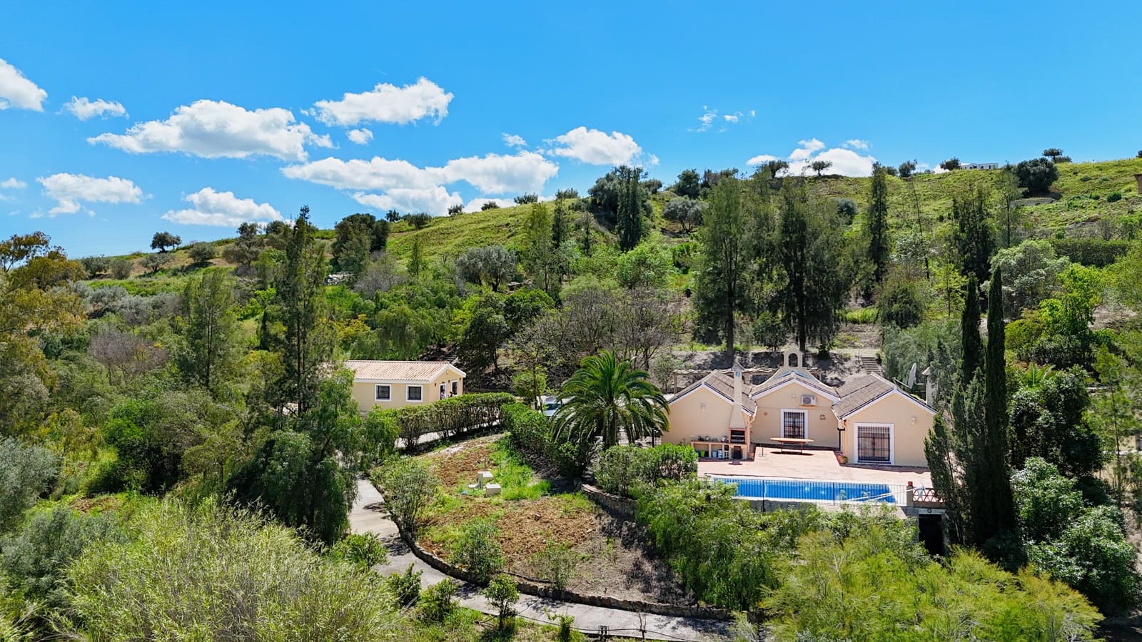 4 soveværelse Finca/Landehus til salg i Coin med swimmingpool - € 449.000 (Ref: 8941774)