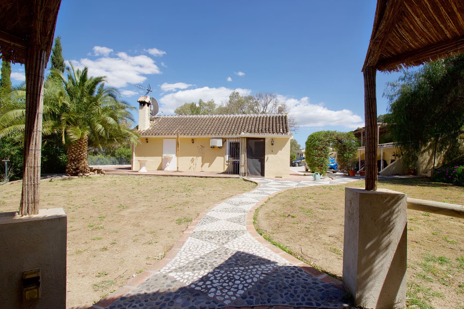 4 soveværelse Finca/Landehus til salg i Coin med swimmingpool - € 449.000 (Ref: 8941774)