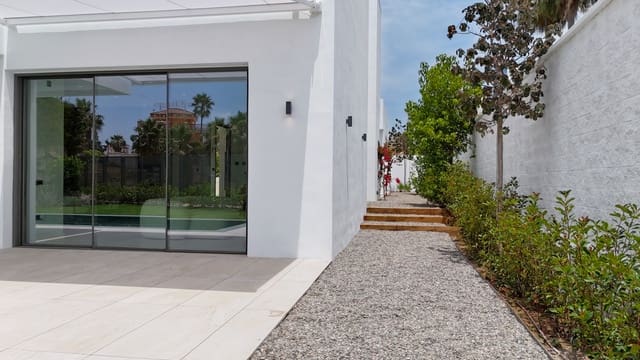 4 sypialnia Willa na sprzedaż w Estepona z basenem - 1 795 000 € (Ref: 9061871)