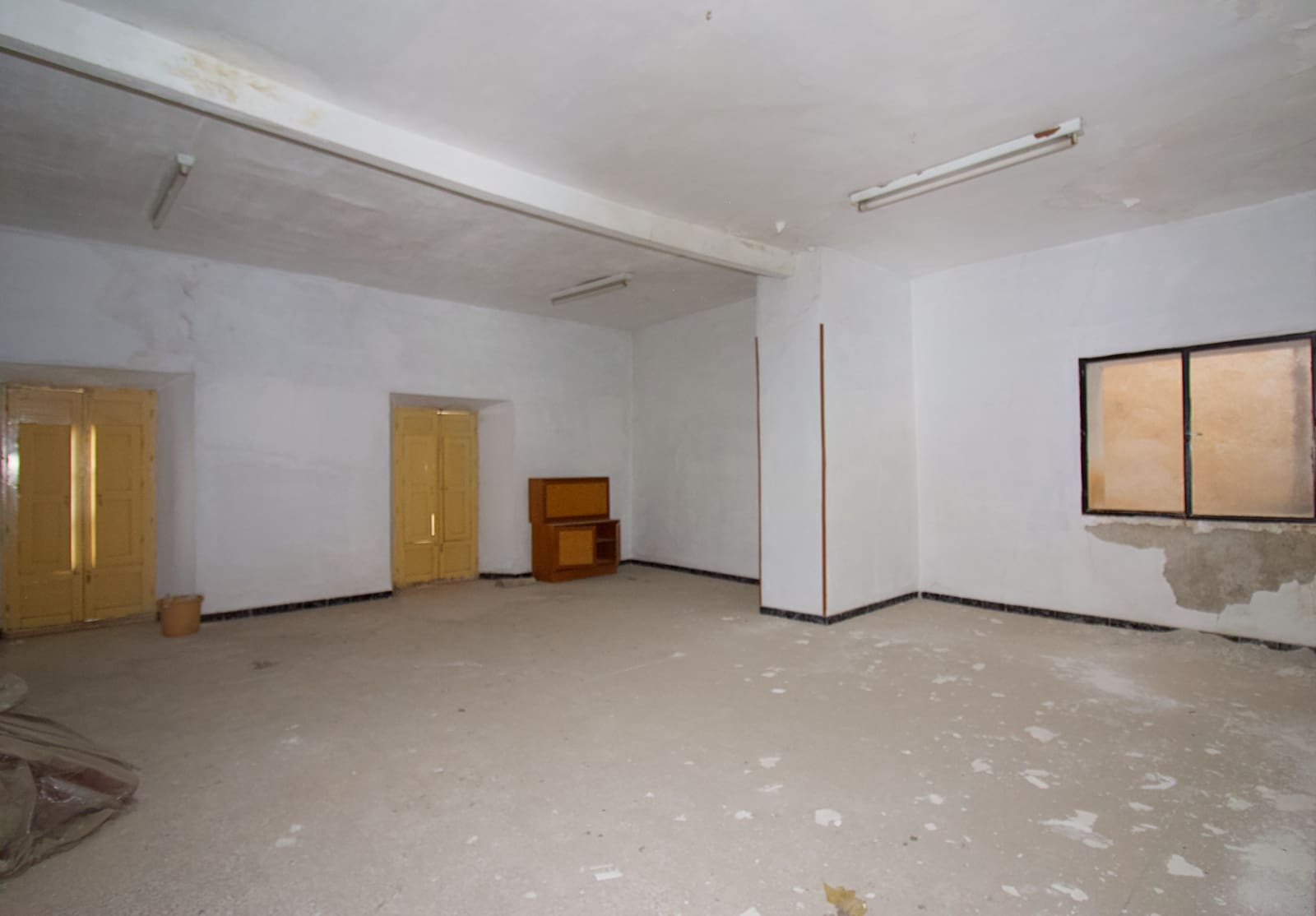 Commercial for sale in Coin - € 750,000 (Ref: 9325417)