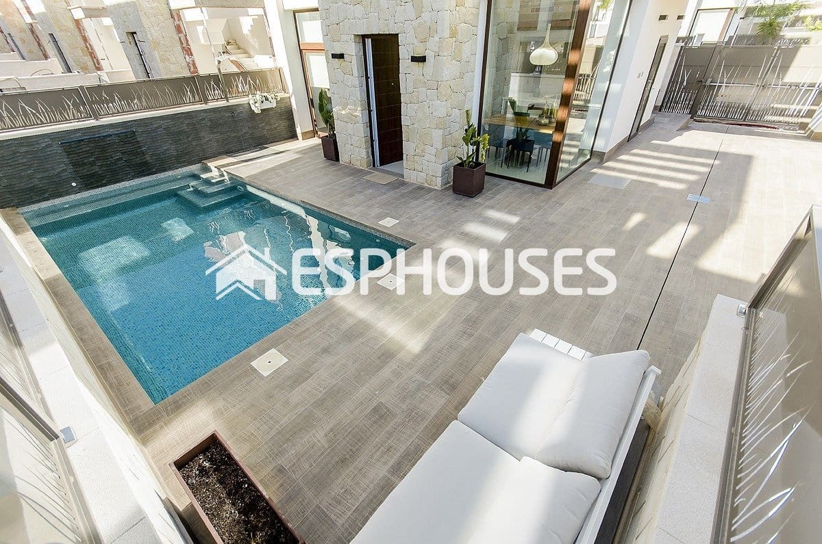 3 soveværelse Villa til salg i Playa Honda med swimmingpool - € 580.000 (Ref: 10025325)