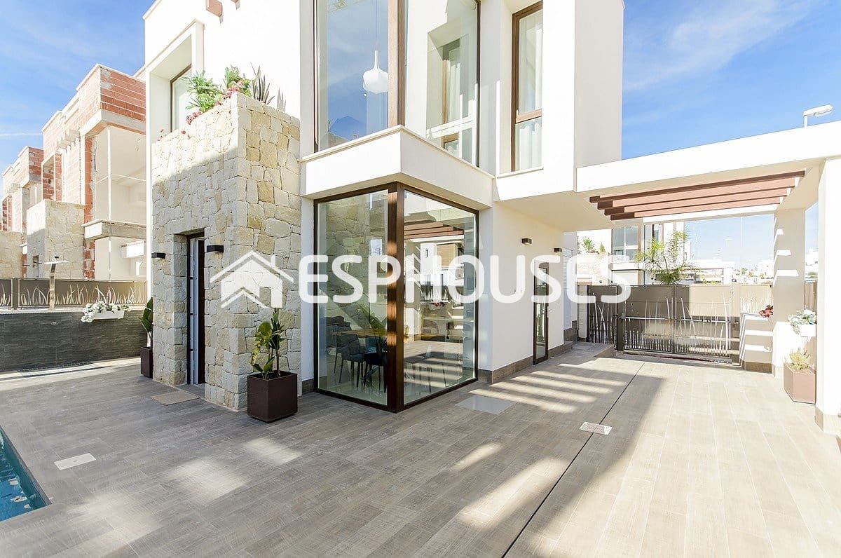 3 soveværelse Villa til salg i Playa Honda med swimmingpool - € 580.000 (Ref: 10025325)