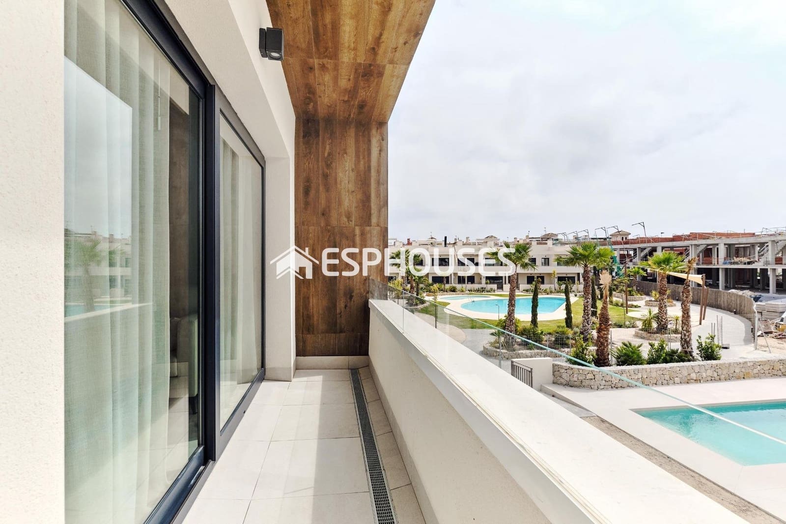2 soveværelse Bungalow til salg i Torrevieja med swimmingpool - € 380.000 (Ref: 10025333)