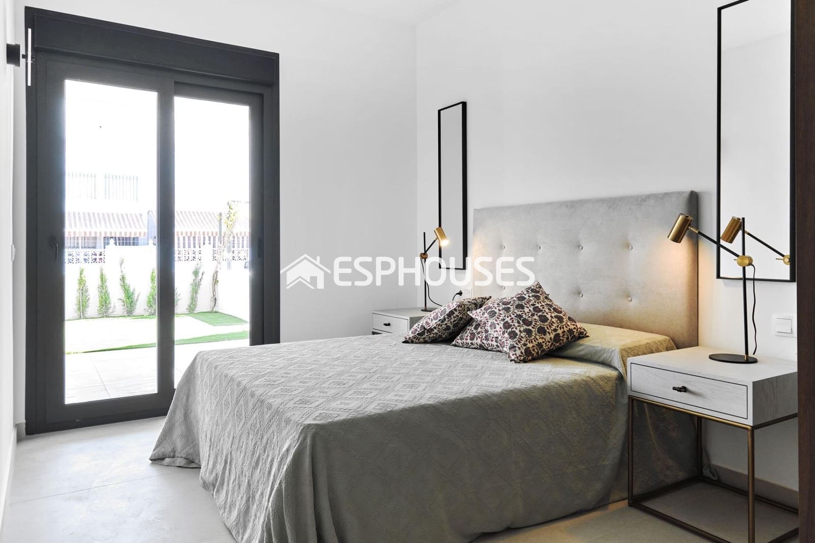 2 soveværelse Bungalow til salg i Torrevieja med swimmingpool - € 380.000 (Ref: 10025333)
