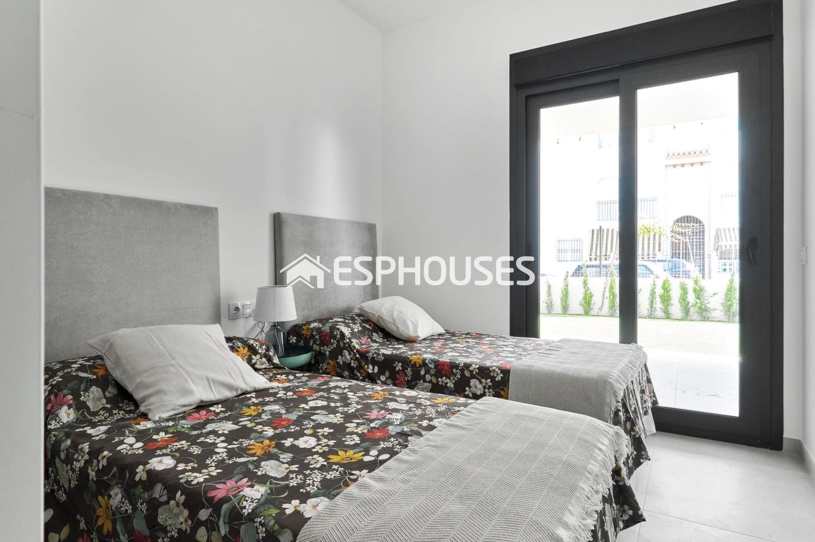 2 soveværelse Bungalow til salg i Torrevieja med swimmingpool - € 380.000 (Ref: 10025333)