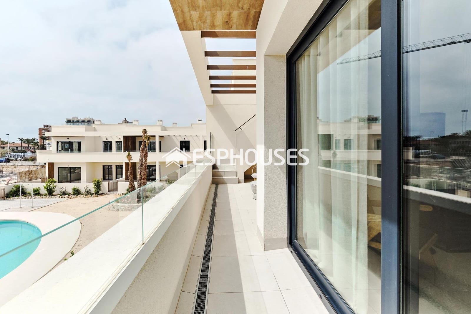 2 soveværelse Bungalow til salg i Torrevieja med swimmingpool - € 380.000 (Ref: 10025333)