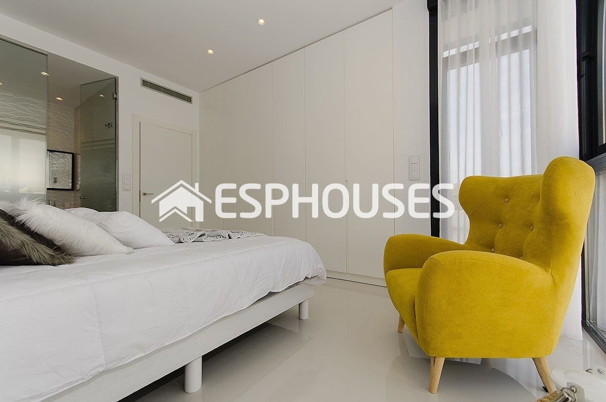 4 bedroom Villa for sale in Playa Honda with pool garage - € 790,000 (Ref: 10025348)