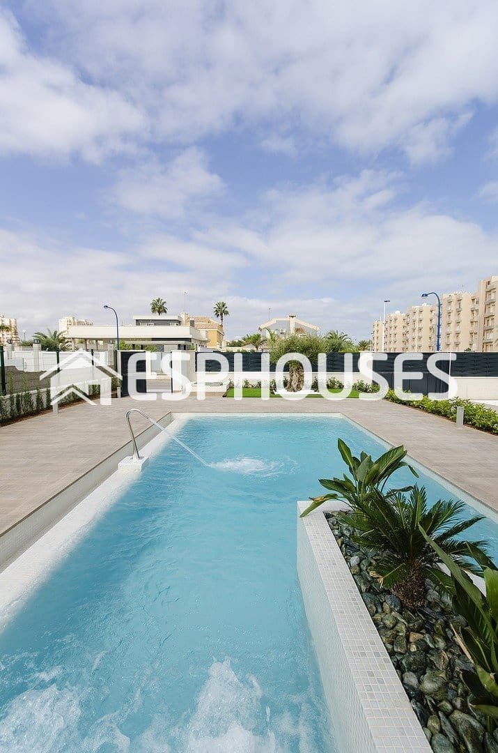 4 bedroom Villa for sale in Playa Honda with pool garage - € 790,000 (Ref: 10025348)