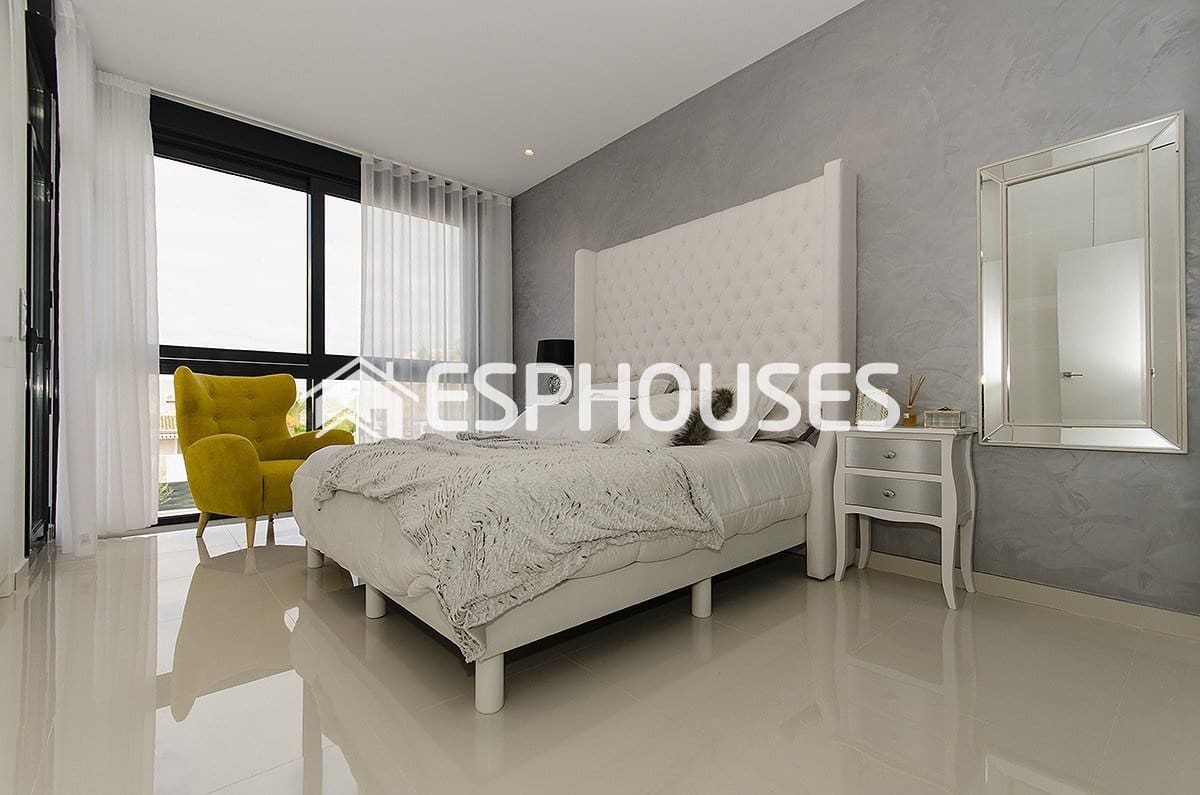 4 bedroom Villa for sale in Playa Honda with pool garage - € 790,000 (Ref: 10025348)