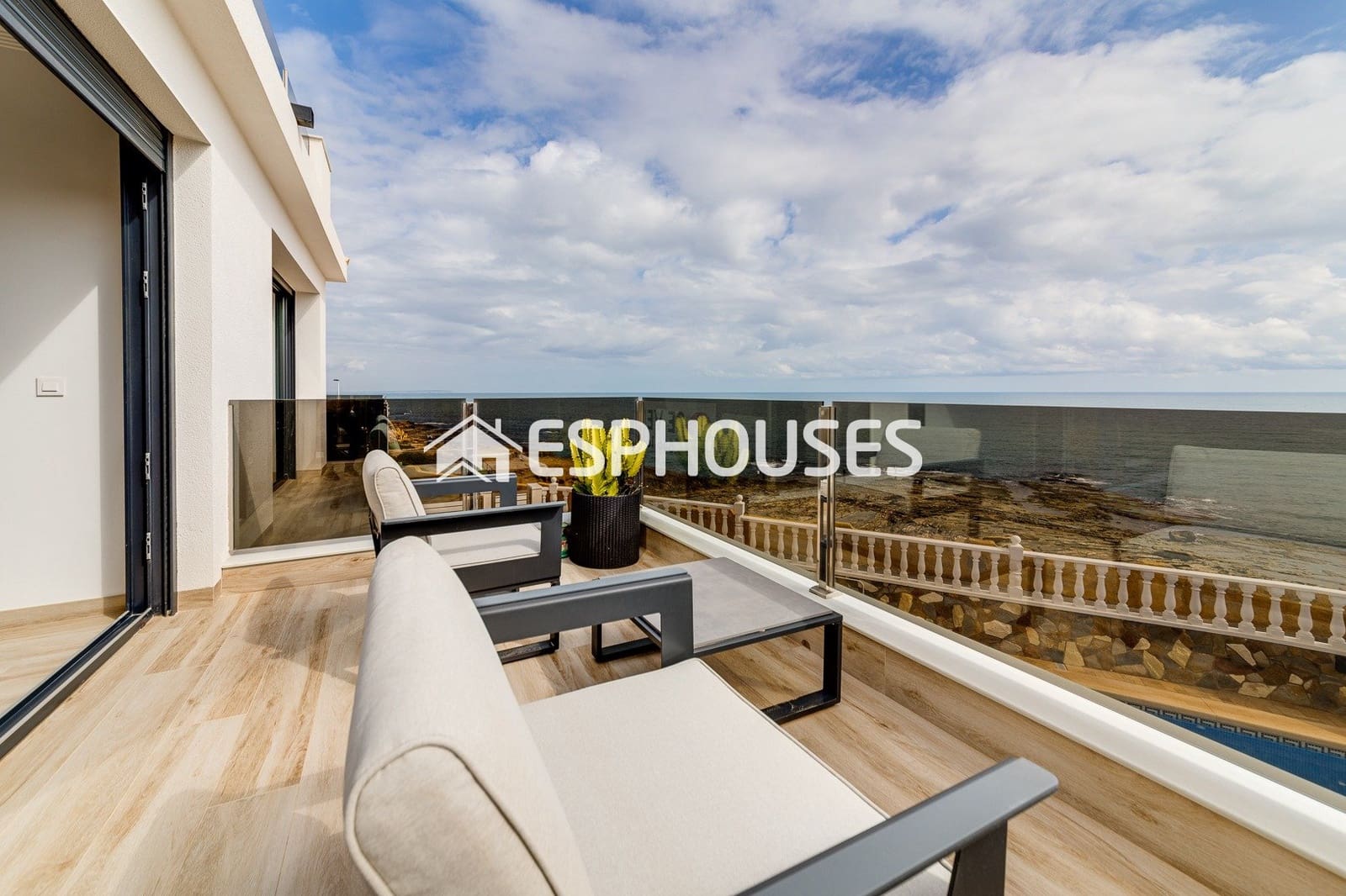 4 sypialnia Willa na sprzedaż w Torrevieja z basenem - 990 000 € (Ref: 10031651)