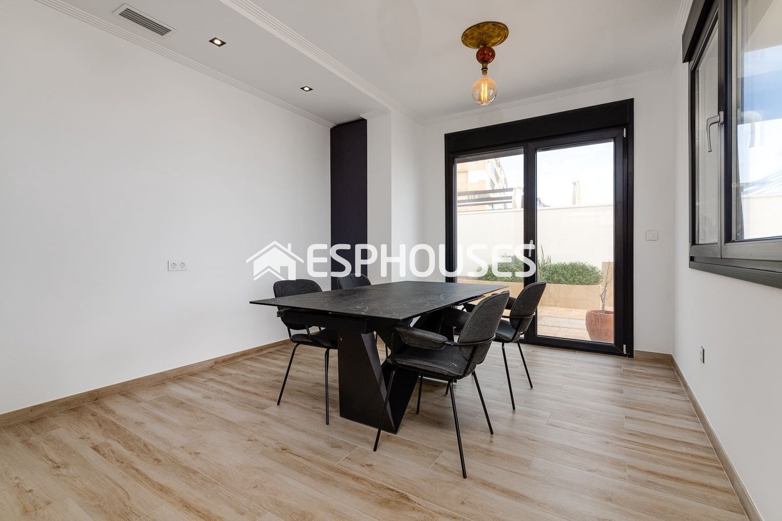 4 sypialnia Willa na sprzedaż w Torrevieja z basenem - 990 000 € (Ref: 10031651)