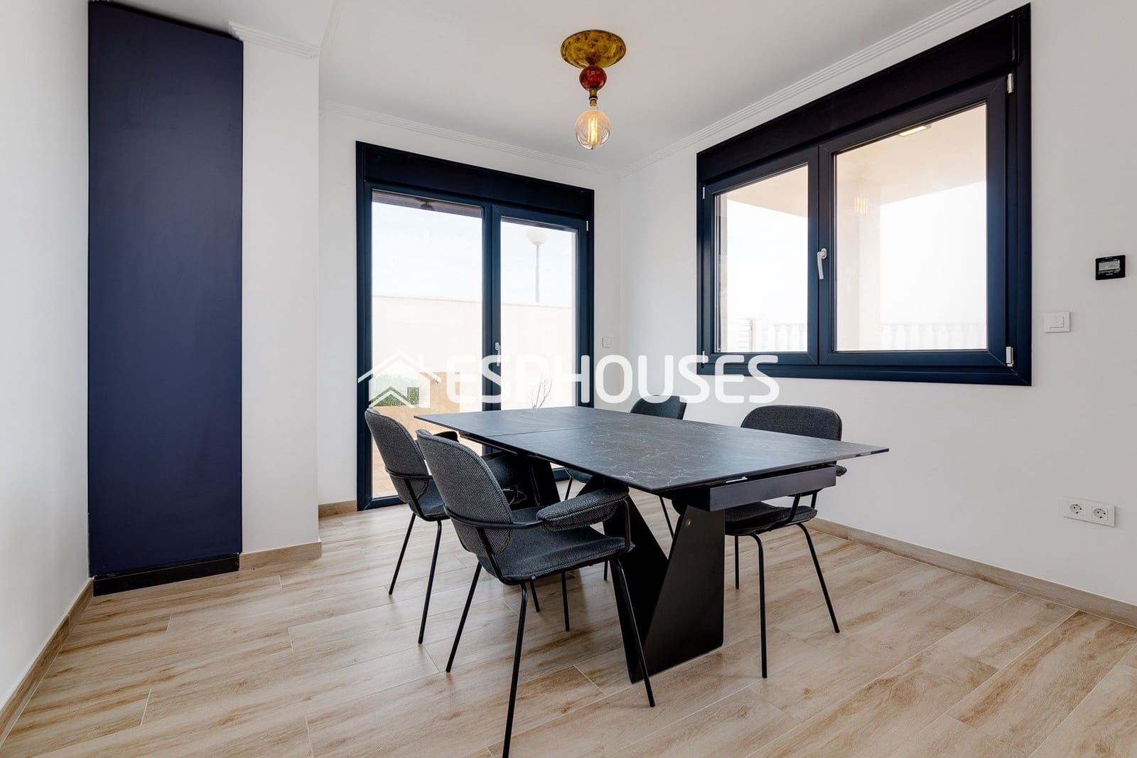4 sypialnia Willa na sprzedaż w Torrevieja z basenem - 990 000 € (Ref: 10031651)
