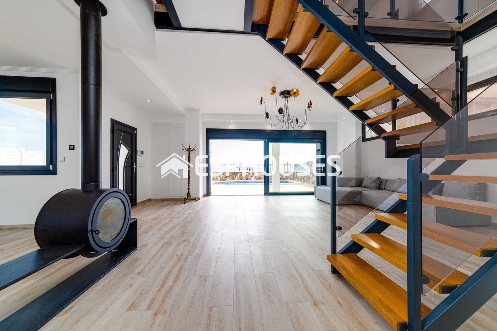 4 sypialnia Willa na sprzedaż w Torrevieja z basenem - 990 000 € (Ref: 10031651)