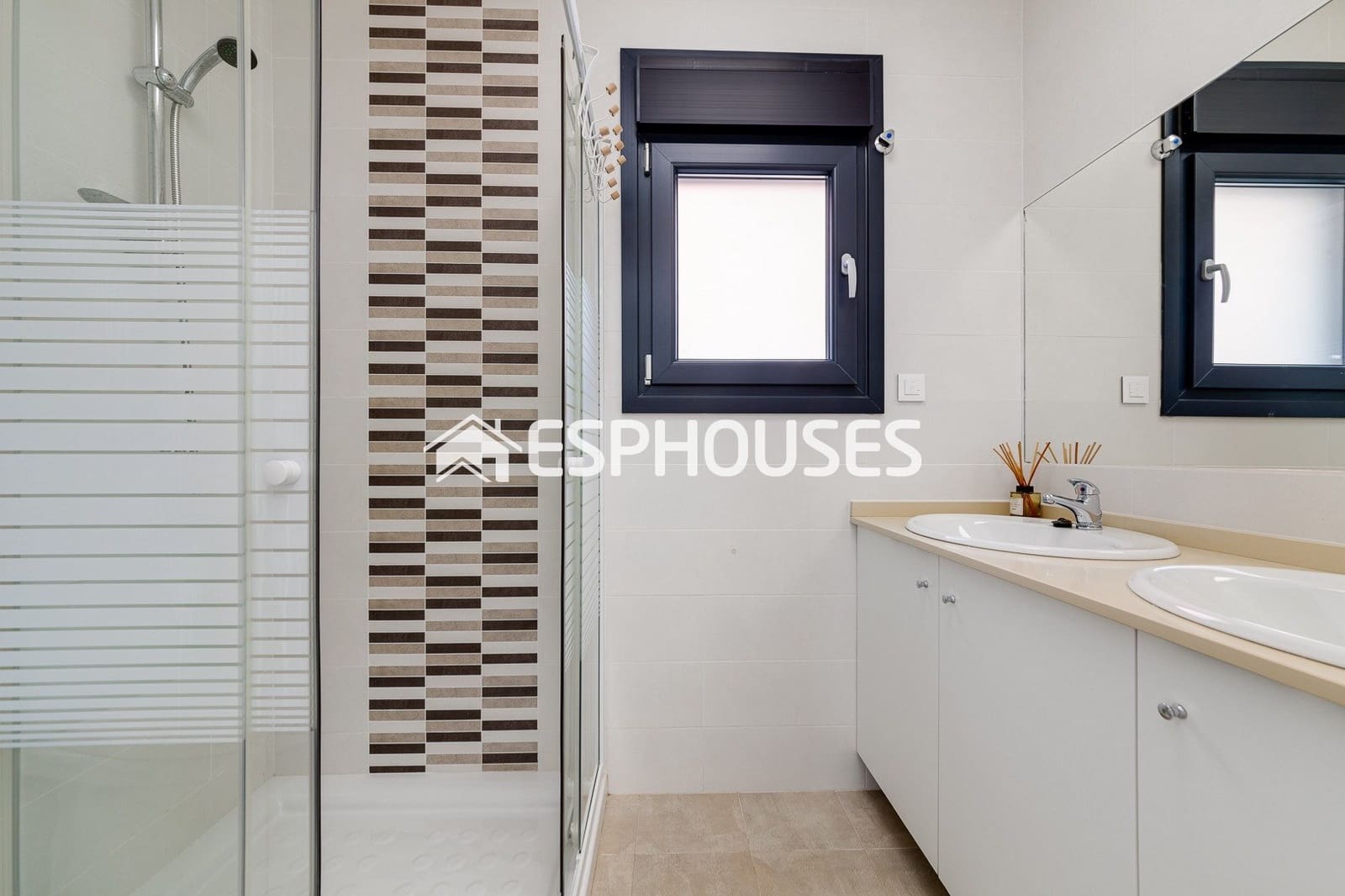 4 sypialnia Willa na sprzedaż w Torrevieja z basenem - 990 000 € (Ref: 10031651)