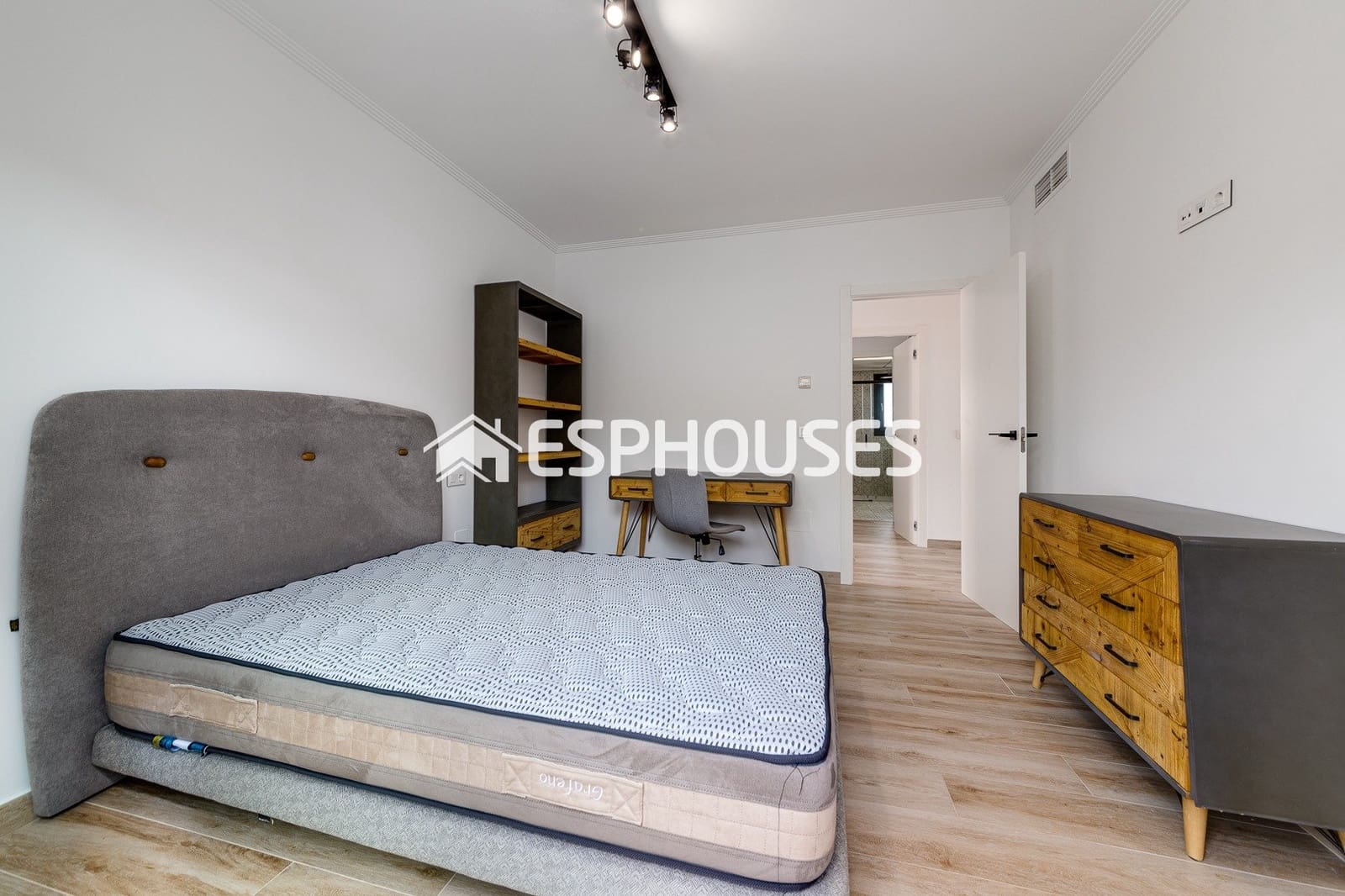 4 sypialnia Willa na sprzedaż w Torrevieja z basenem - 990 000 € (Ref: 10031651)