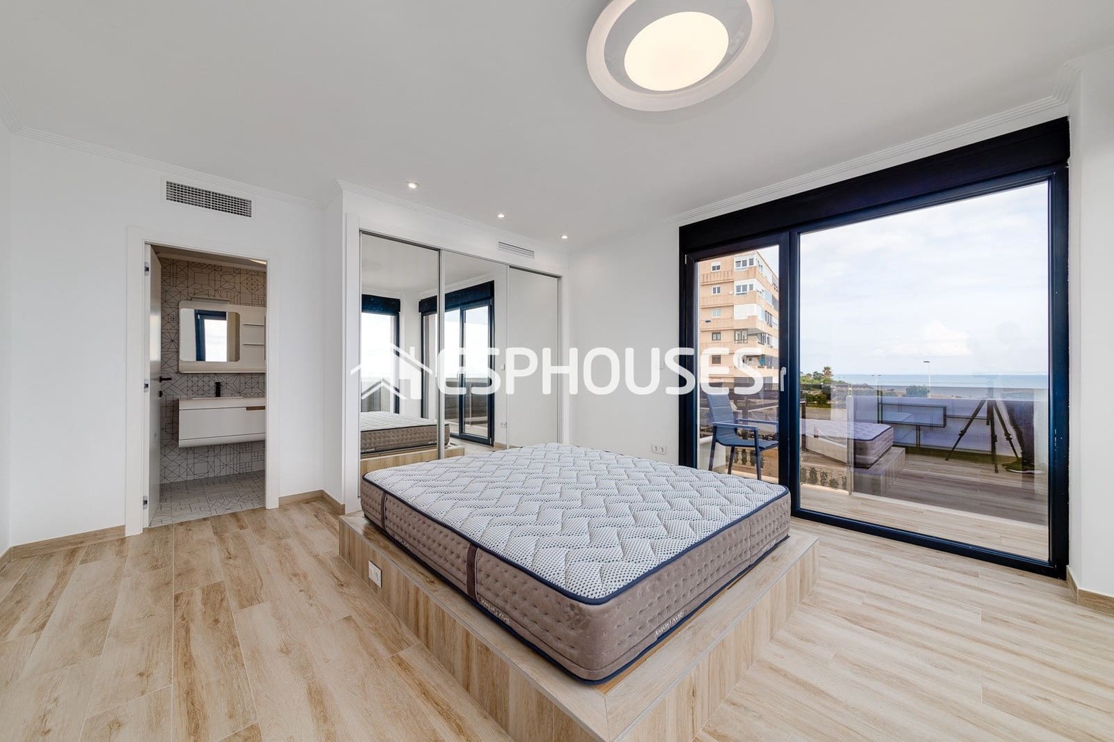 4 sypialnia Willa na sprzedaż w Torrevieja z basenem - 990 000 € (Ref: 10031651)