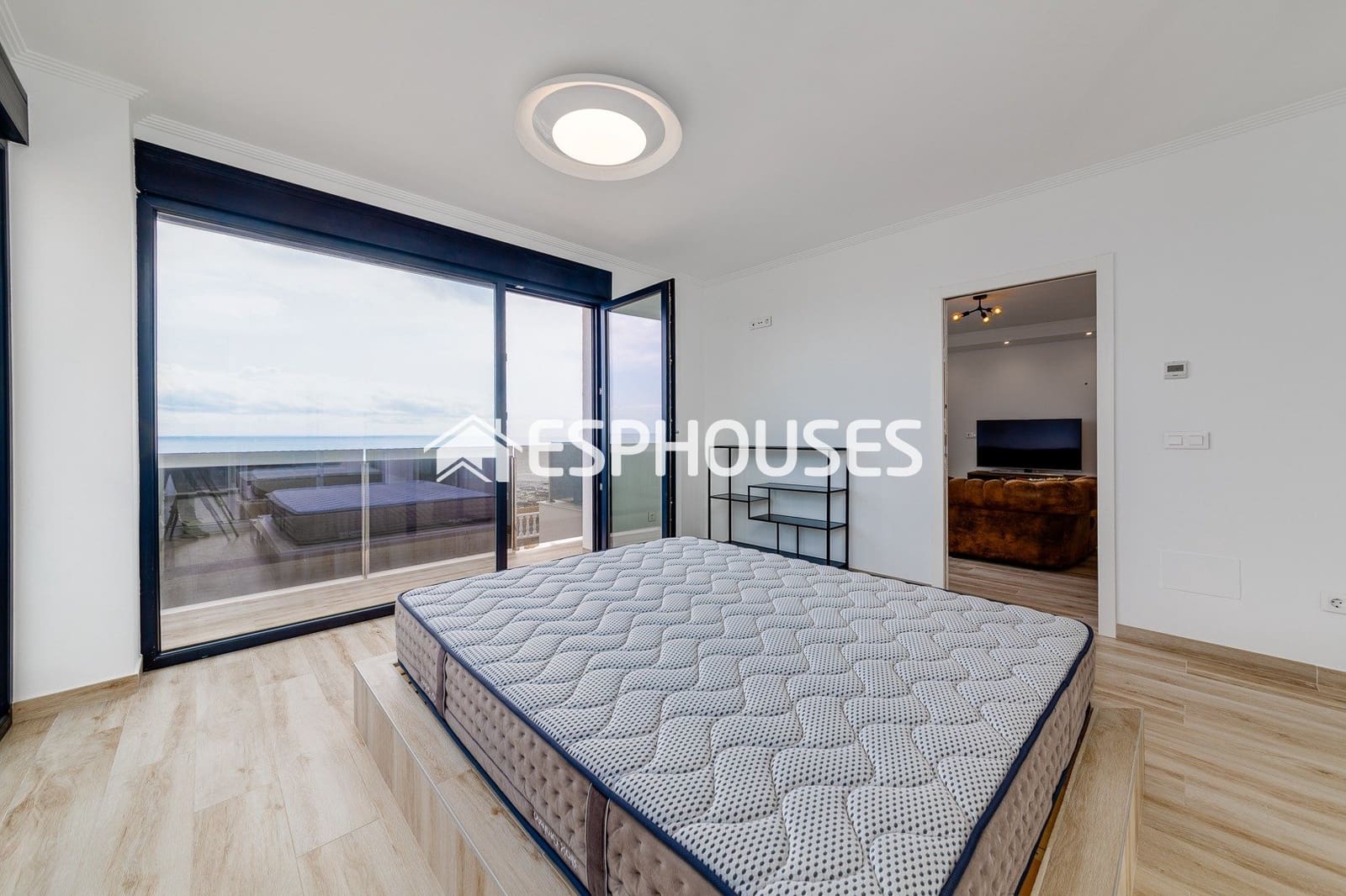 4 sypialnia Willa na sprzedaż w Torrevieja z basenem - 990 000 € (Ref: 10031651)