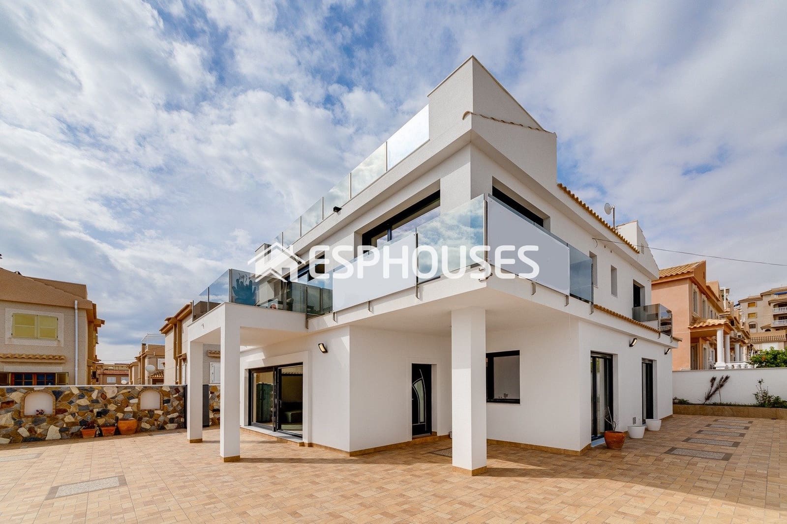 4 sypialnia Willa na sprzedaż w Torrevieja z basenem - 990 000 € (Ref: 10031651)
