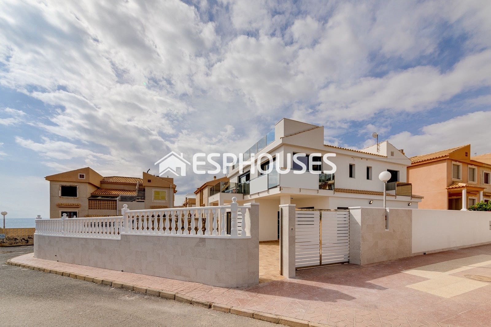 4 sypialnia Willa na sprzedaż w Torrevieja z basenem - 990 000 € (Ref: 10031651)