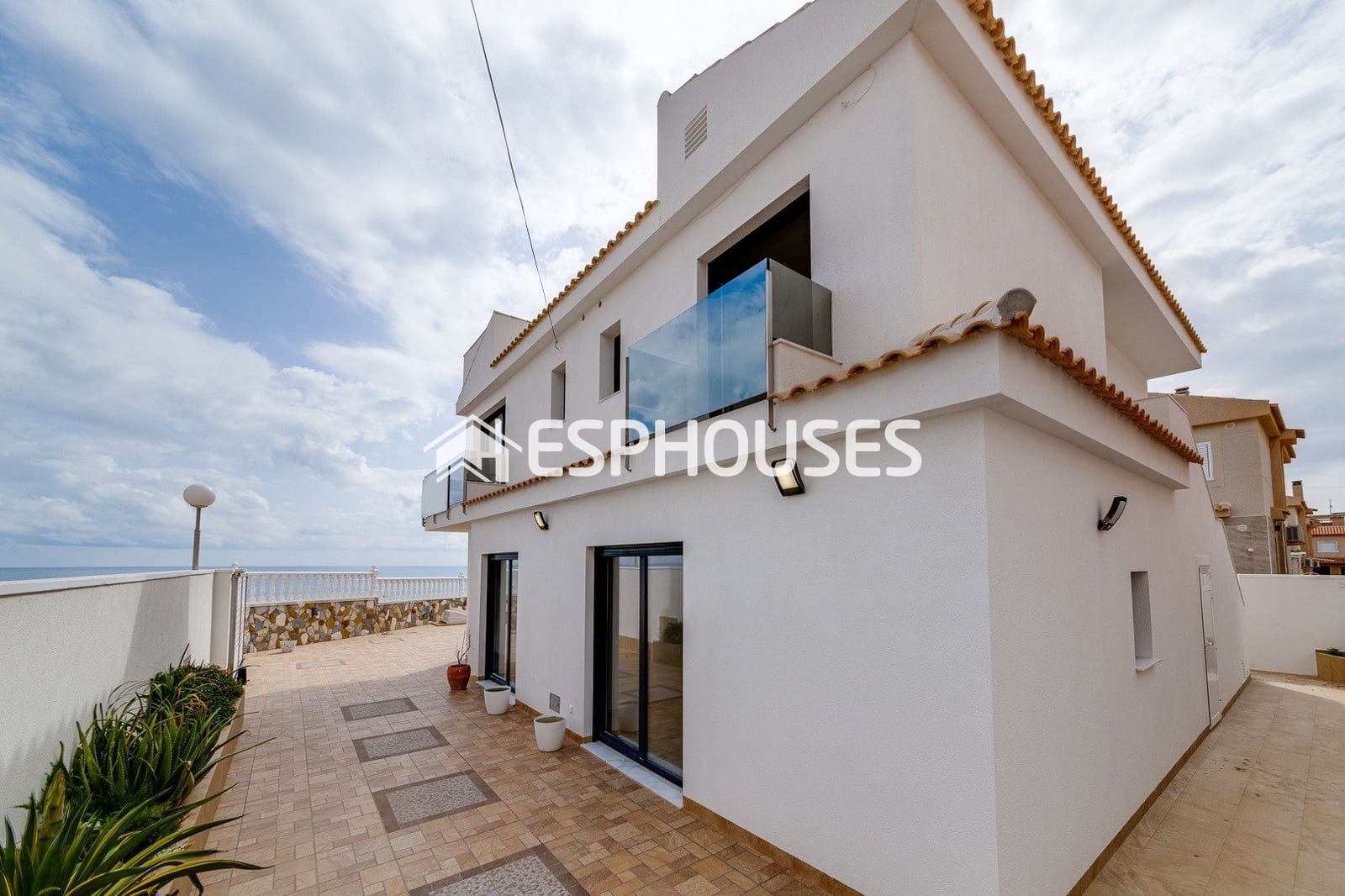 4 sypialnia Willa na sprzedaż w Torrevieja z basenem - 990 000 € (Ref: 10031651)