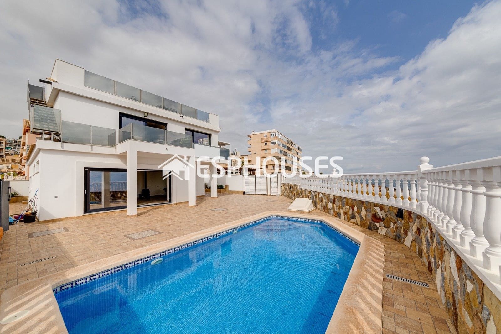 4 sypialnia Willa na sprzedaż w Torrevieja z basenem - 990 000 € (Ref: 10031651)