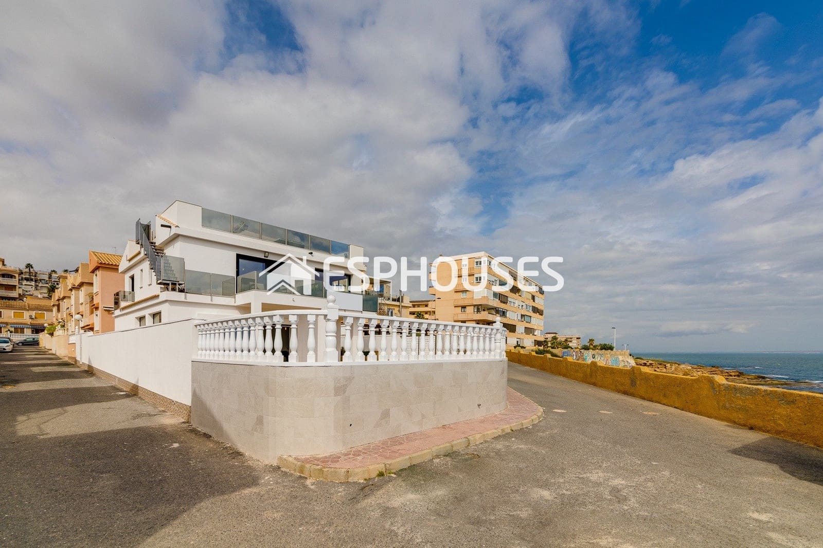 4 sypialnia Willa na sprzedaż w Torrevieja z basenem - 990 000 € (Ref: 10031651)