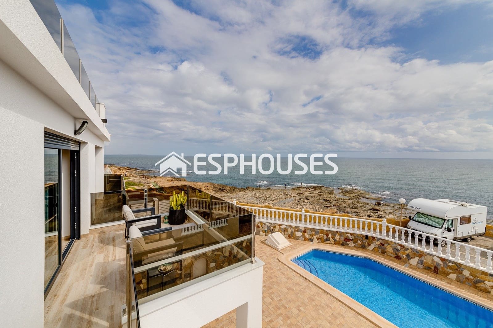 4 sypialnia Willa na sprzedaż w Torrevieja z basenem - 990 000 € (Ref: 10031651)