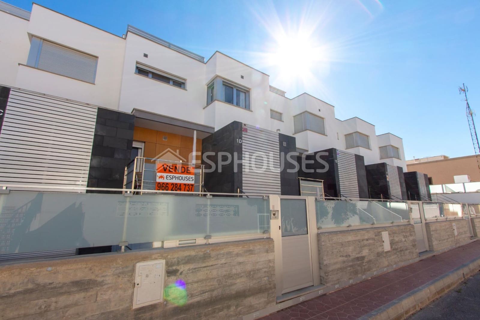 3 soveværelse Bungalow til salg i Guardamar del Segura med swimmingpool garage - € 595.000 (Ref: 4347364)