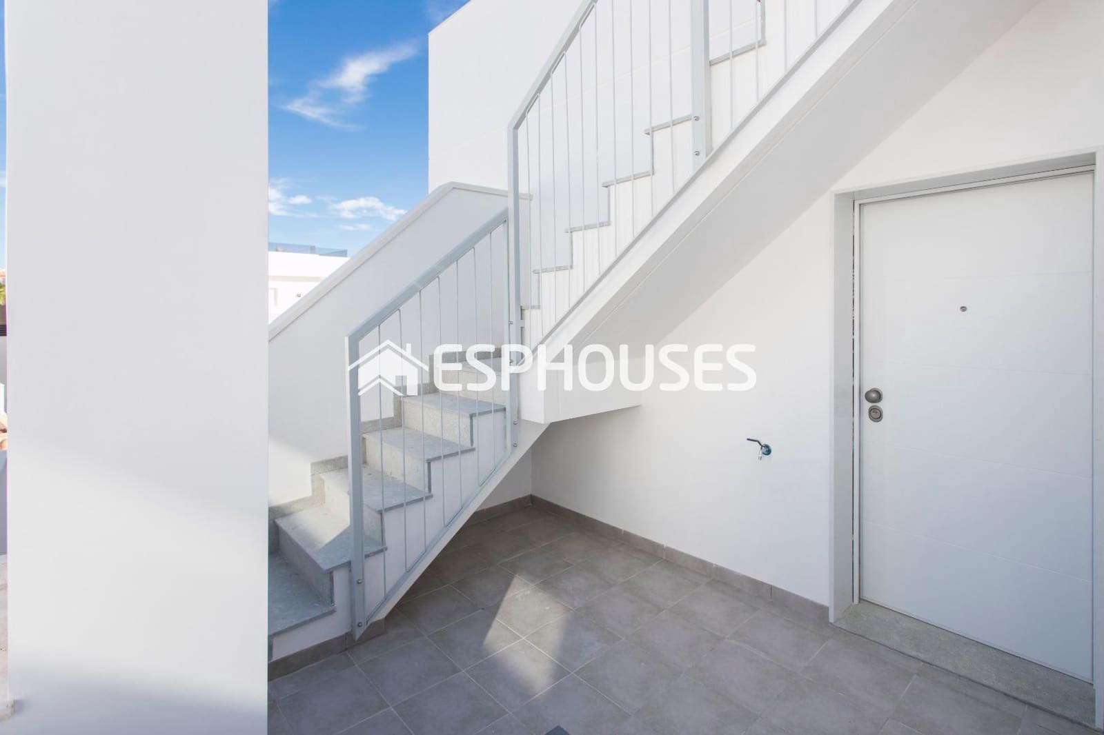 3 soverom Villa til salgs i Torrevieja med svømmebasseng garasje - € 600 000 (Ref: 5772605)